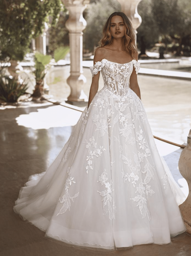 洋書 VOGUE WEDDINGS BRIDES DRESSES DESIGNERS Amazon.com: Vogue Weddings: Brides, Dresses, Designers